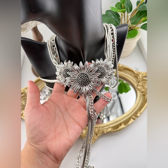 Vintage-Inspired Layered Sunflower Choker Necklace – Statement Piece - Picture 10 of 14